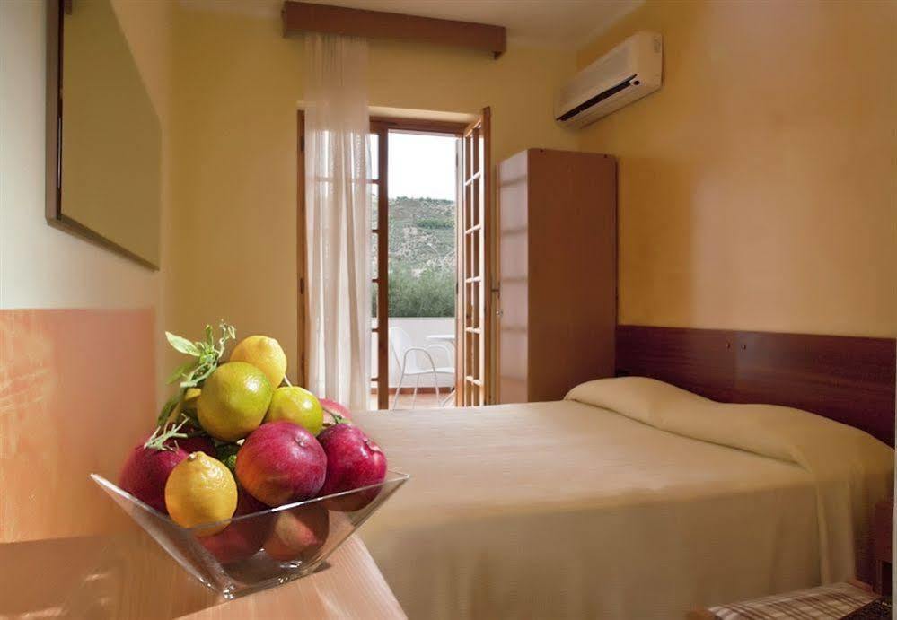 Hotel Apeneste Mattinata Extérieur photo